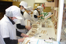 製造から計量・パック詰めまで、すべてが手作業