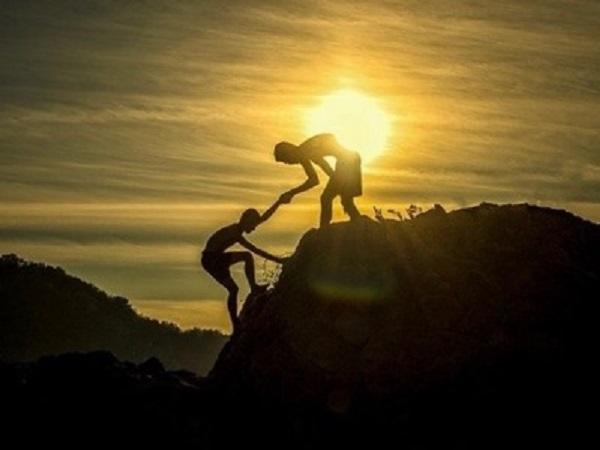 山を登るのを人に助けてもらう