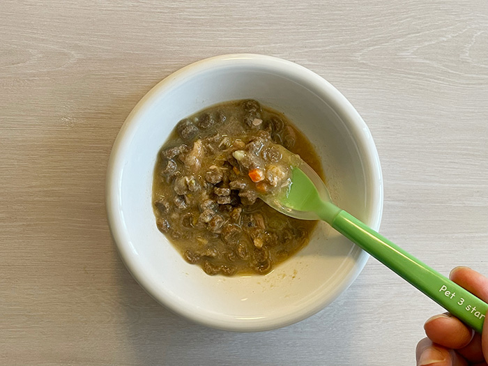 yum yum yum! (ヤムヤムヤム)かつおドライタイプにyum yum yum! (ヤムヤムヤム)ジュレ仕立て かつお、グリーンザイムをトッピングし、よく混ぜた状態