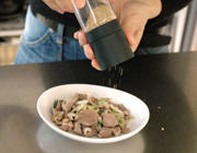 鶏砂肝とチンゲン菜のショウガ炒め作り方３