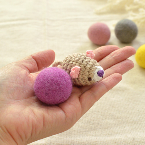 necono いたずらネズミとコロコロボール